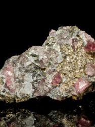 Spinel, pyrhotin, lepidolit